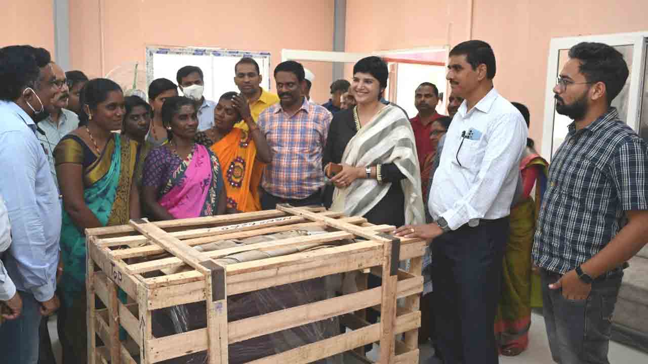 మహిళల సాధికారత లక్ష్యంగా పని చేయాలి