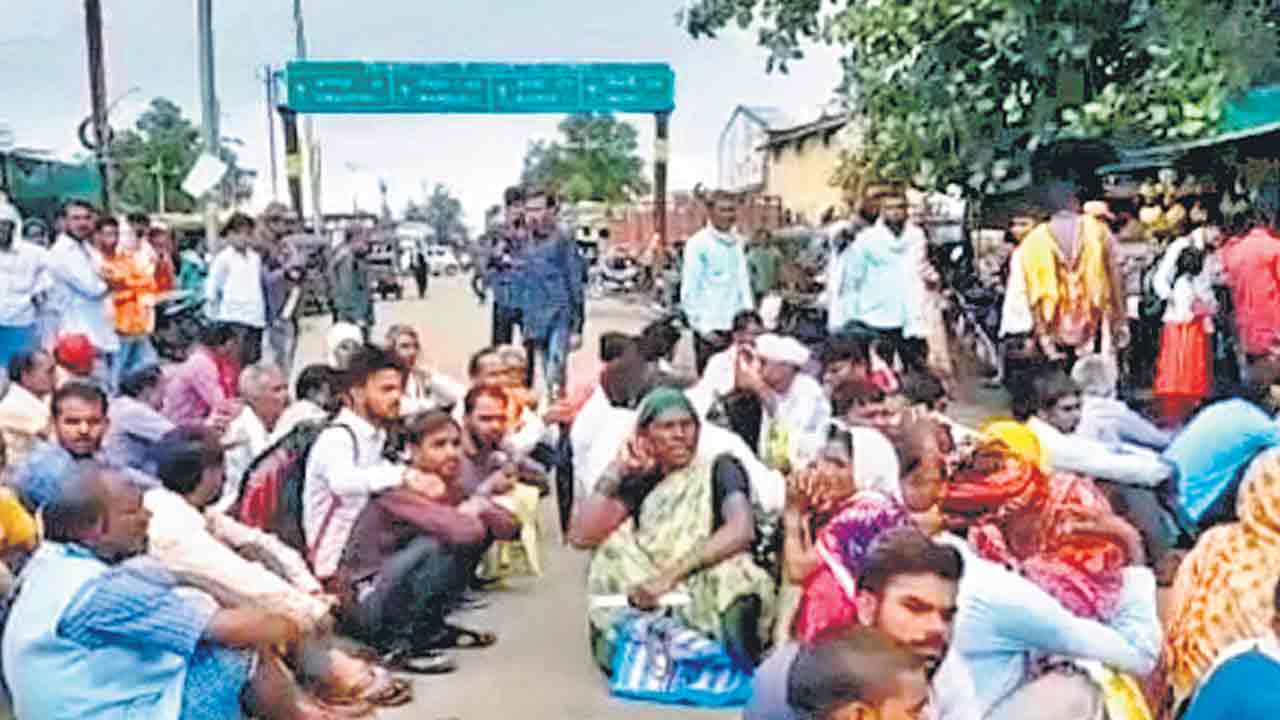 ఎరువులకోసం రోడ్డెక్కిన ఎంపీ రైతు