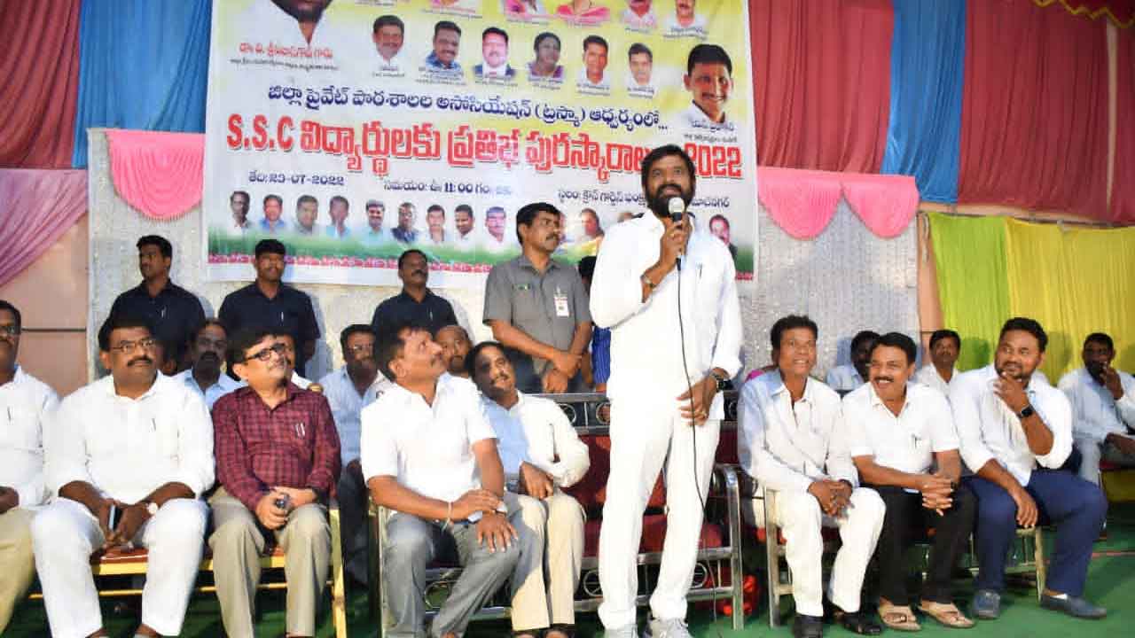 చదువుతోనే బంగారు భవిష్యత్‌