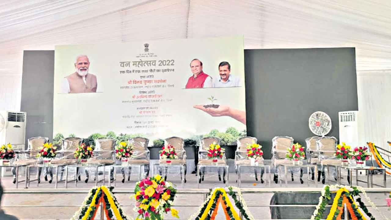 ఆప్‌ సర్కార్‌ కార్యక్రమంలో ప్రధాని ఫొటో వివాదం