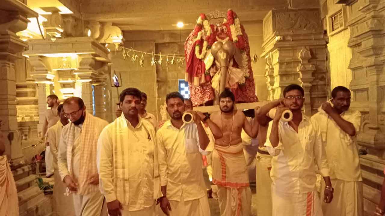 లక్ష్మీనరసింహుడికి గజ వాహన సేవ