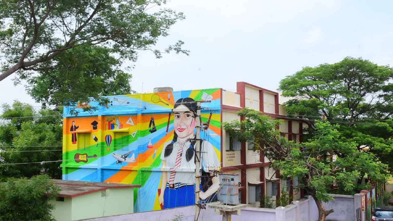 కార్పొరేట్‌ భవనం కాదు..సర్కారు వసతి గృహం