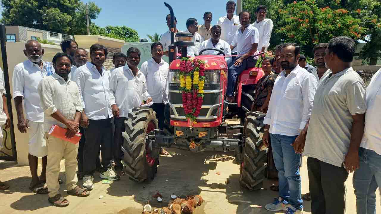 అర్హులందరికీ గొర్రెల పంపిణీ