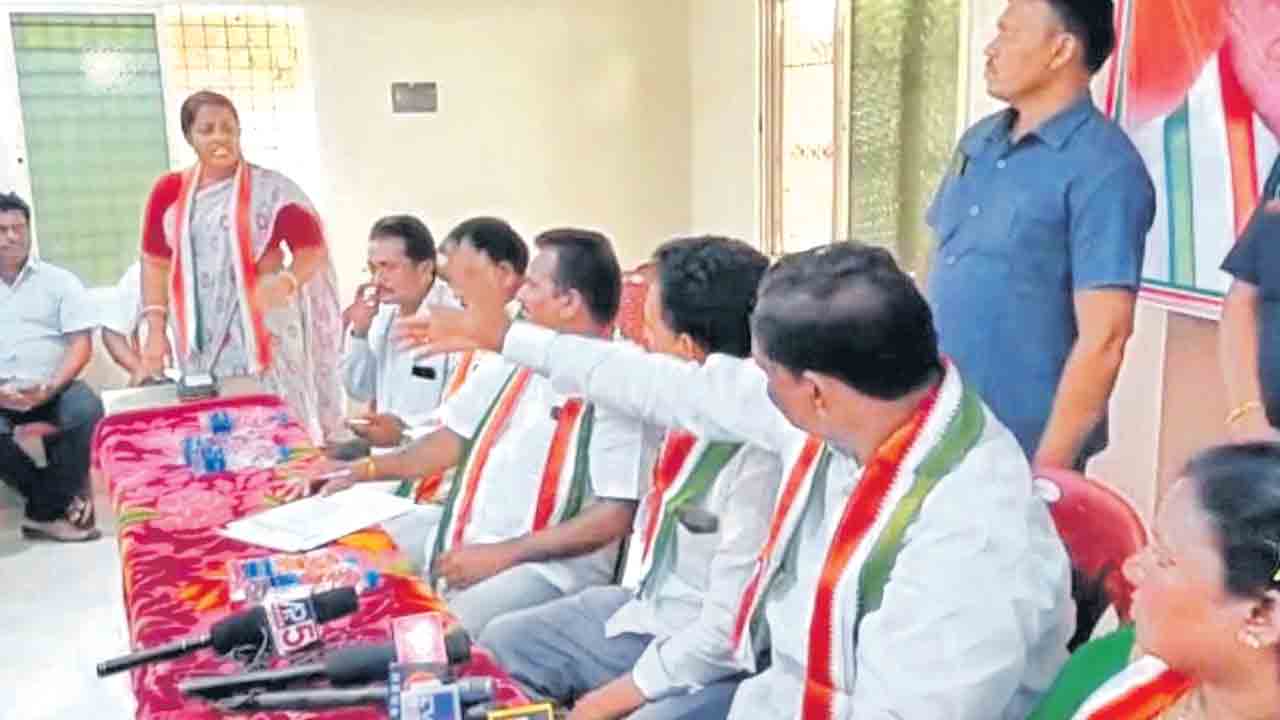 కాంగ్రెస్‌ సమావేశం రసాభాస