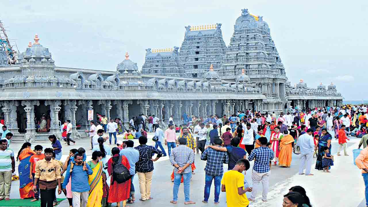 యాదగిరిగుట్టలో భక్తుల సందడి