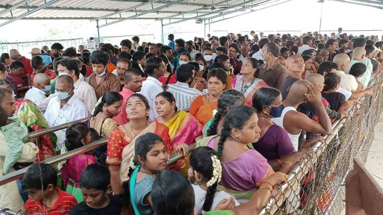 భద్రాద్రికి పోటెత్తిన భక్తులు