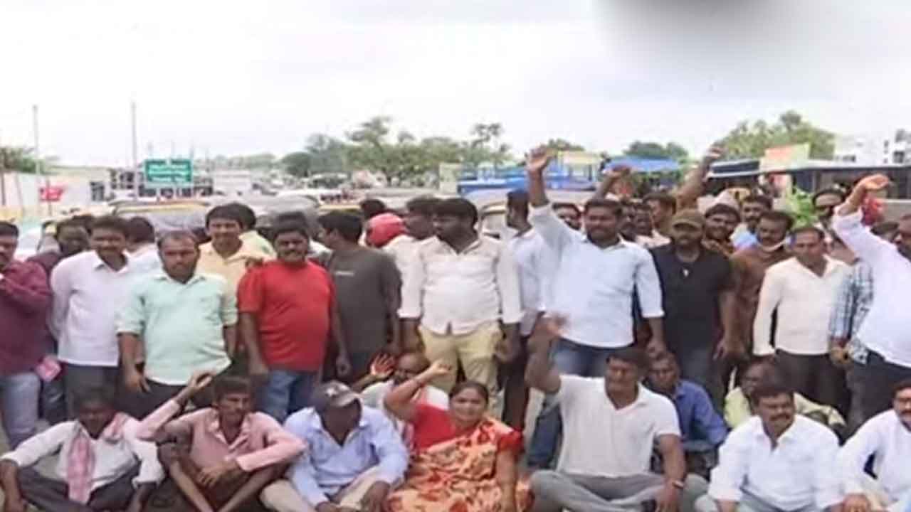 విలీన గ్రామాలను తెలంగాణలో కలపాలని ఆంధ్రా సరిహద్దులో రాస్తారోకో