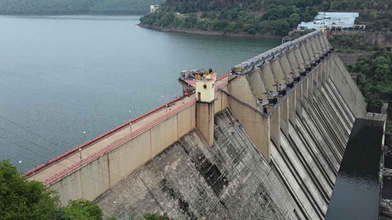 శ్రీశైలం ప్రాజెక్టుకు కొనసాగుతున్న వరద