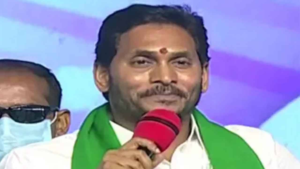 వైసీపీ మేనిఫెస్టో చూసేందుకు టీడీపీ భయపడుతుంది : ఏపీ సీఎం