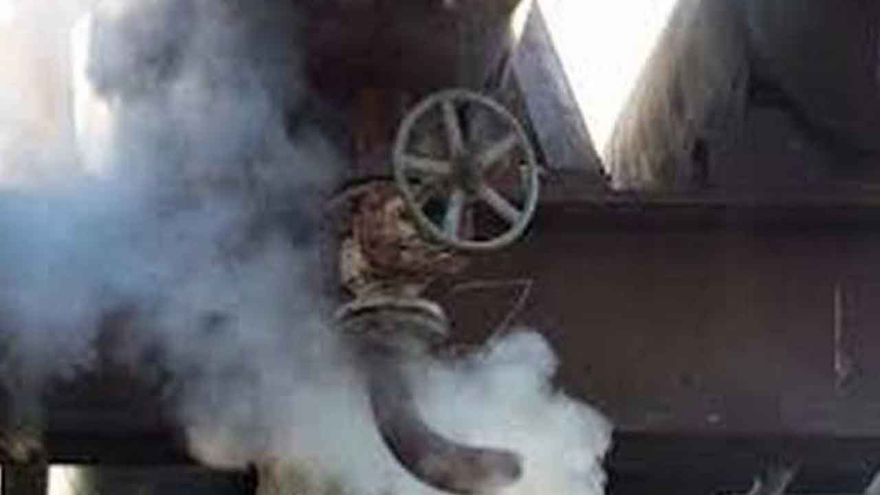 గ్యాస్‌ లీకై ఐదుగురు కార్మికులకు అస్వస్థత