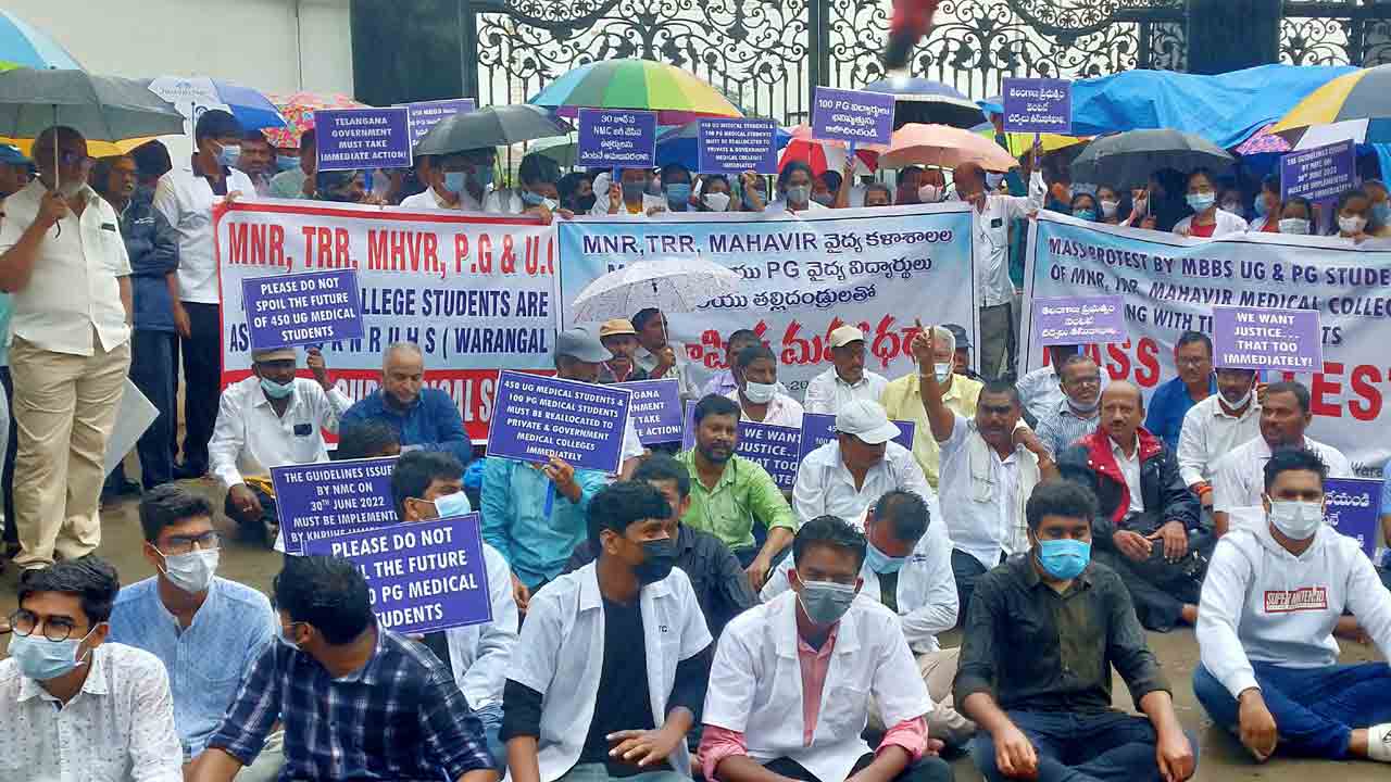 విద్యార్థులకు సీట్లు కేటాయించాలి