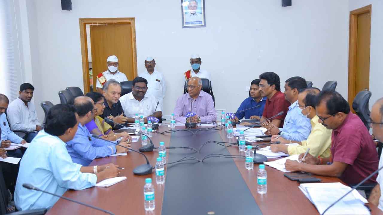 హైవేలు, ఆర్వోబీల నిర్మాణాలు పూర్తిచేయాలి