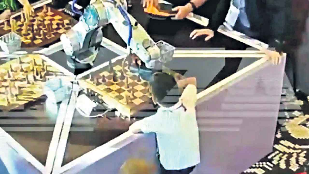 బాలుడి వేలు విరిచిన రోబో