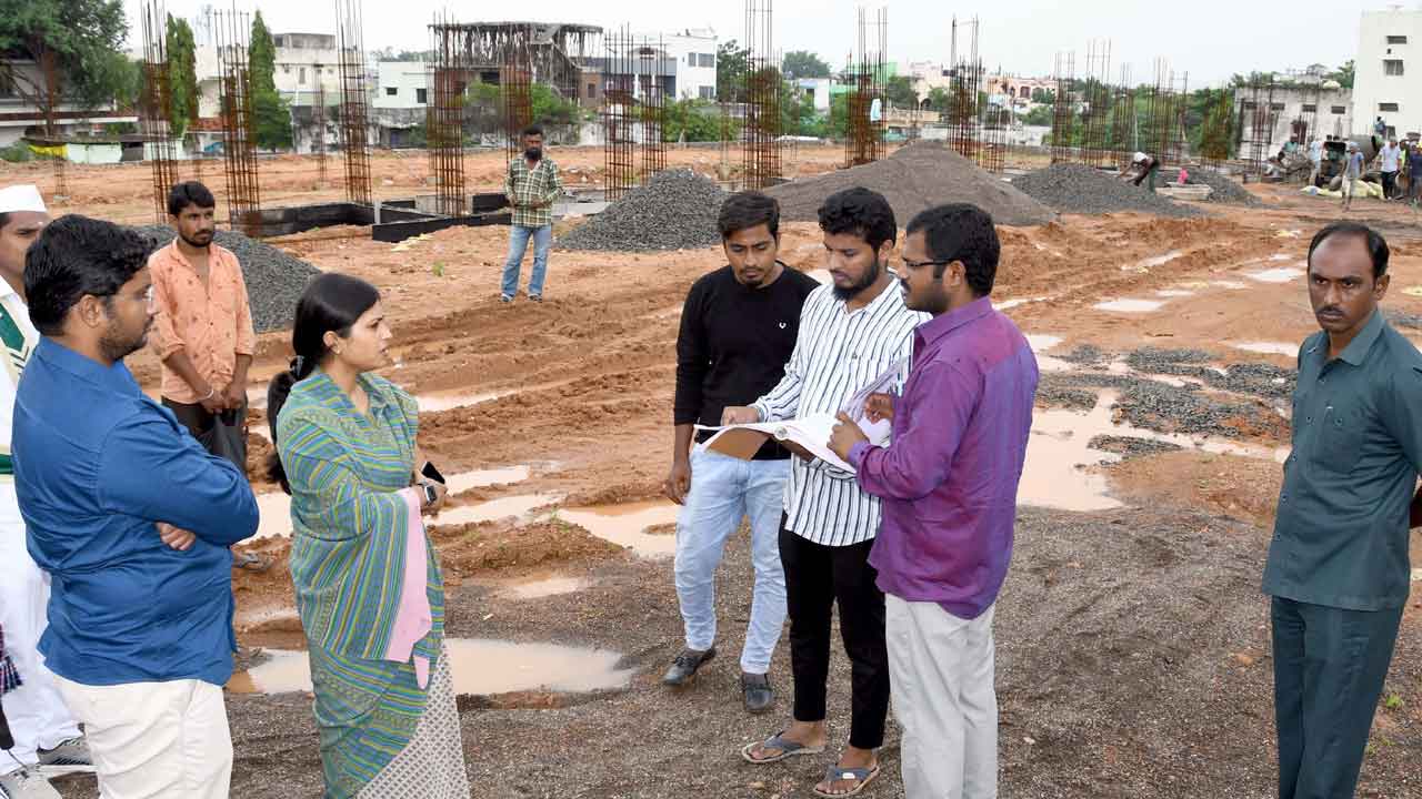 అభివృద్ధి పనులు సకాలంలో పూర్తి చేయాలి: కలెక్టర్‌ సిక్తా పట్నాయక్‌