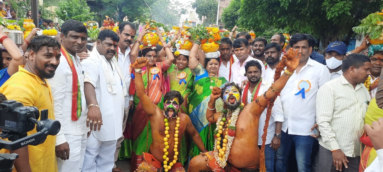 ఘనంగా బోనాల ఊరేగింపు