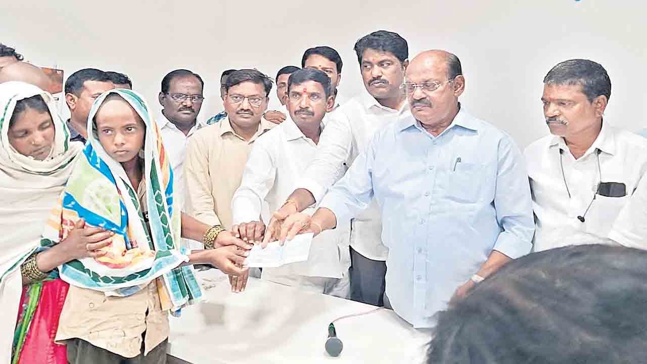 వరద బాధితులకు అండగా సీఎం కేసీఆర్‌