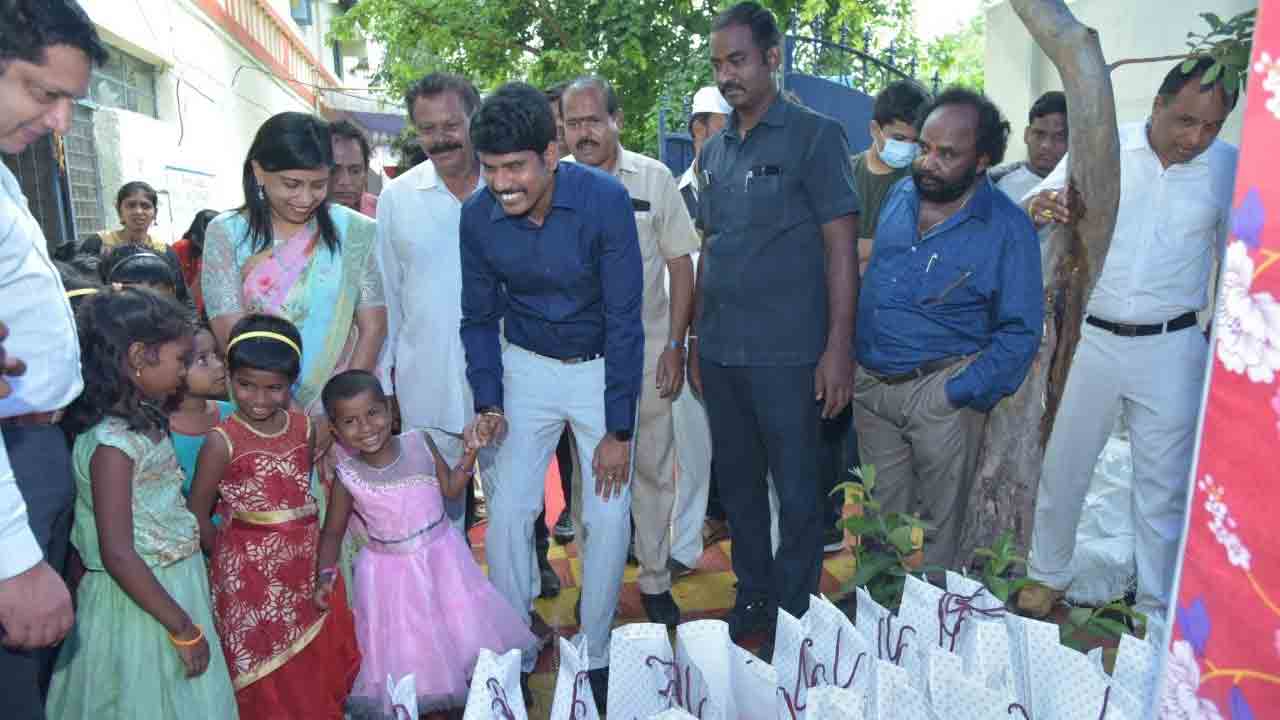 బాలసదన్‌ విద్యార్థులకు సామగ్రి అందజేత