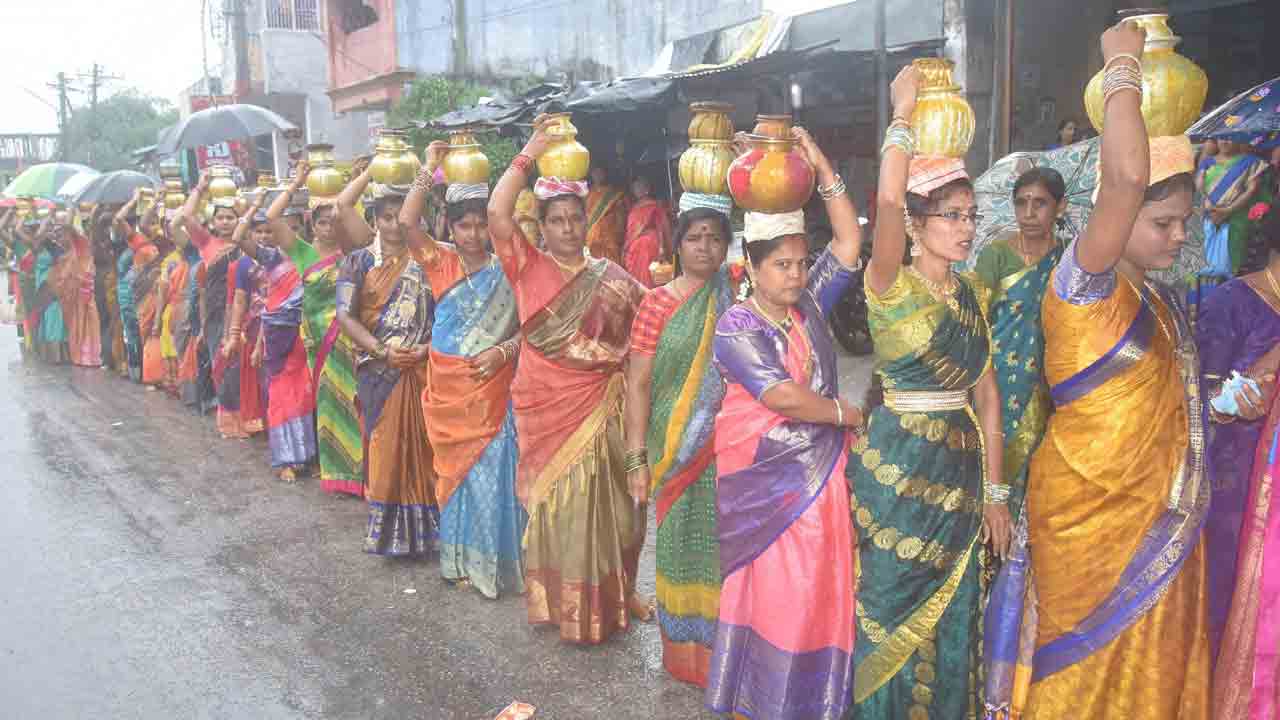 బోనమెత్తిన కురుమలు