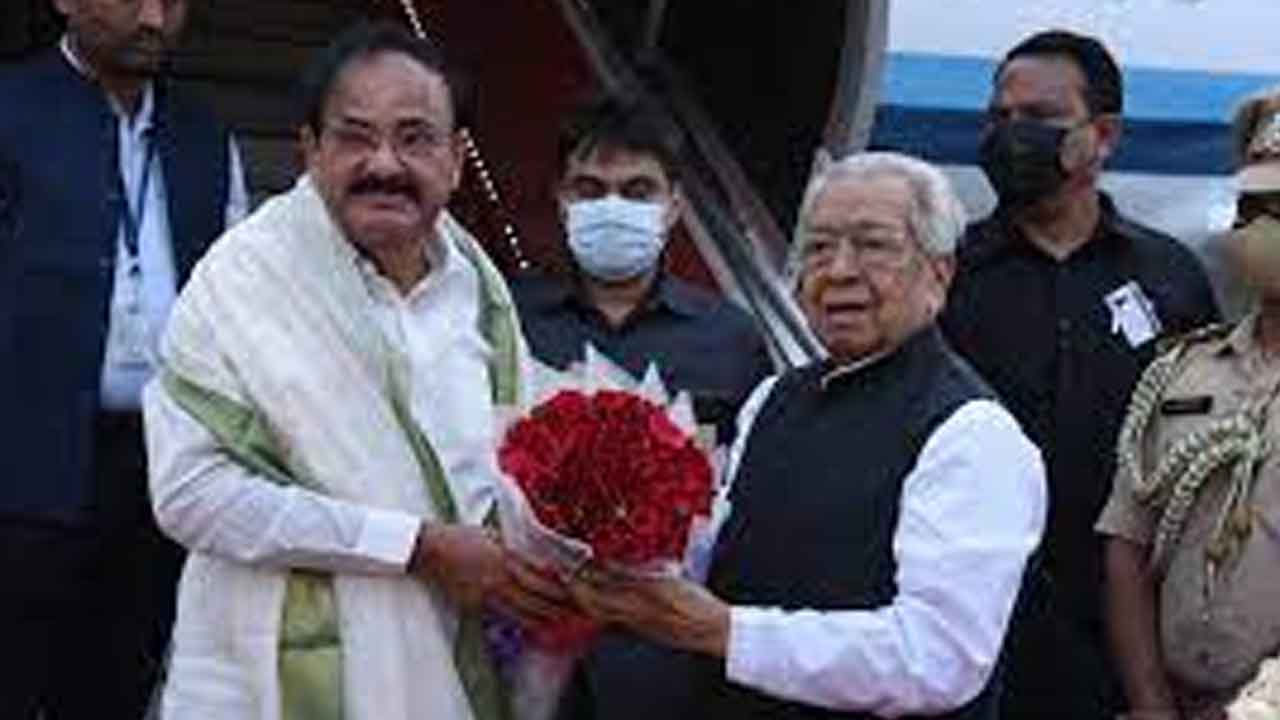 భారత ఉపరాష్ట్రపతికి స్వాగతం పలికిన ఏపీ గవర్నర్​