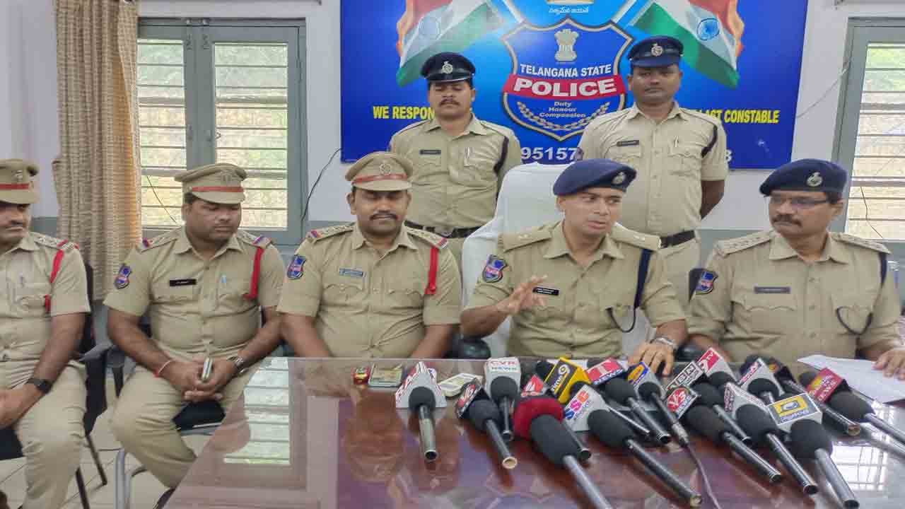 అమ్మాయి డీపీ.. అబ్బాయిలకు కుచ్చుటోపీ