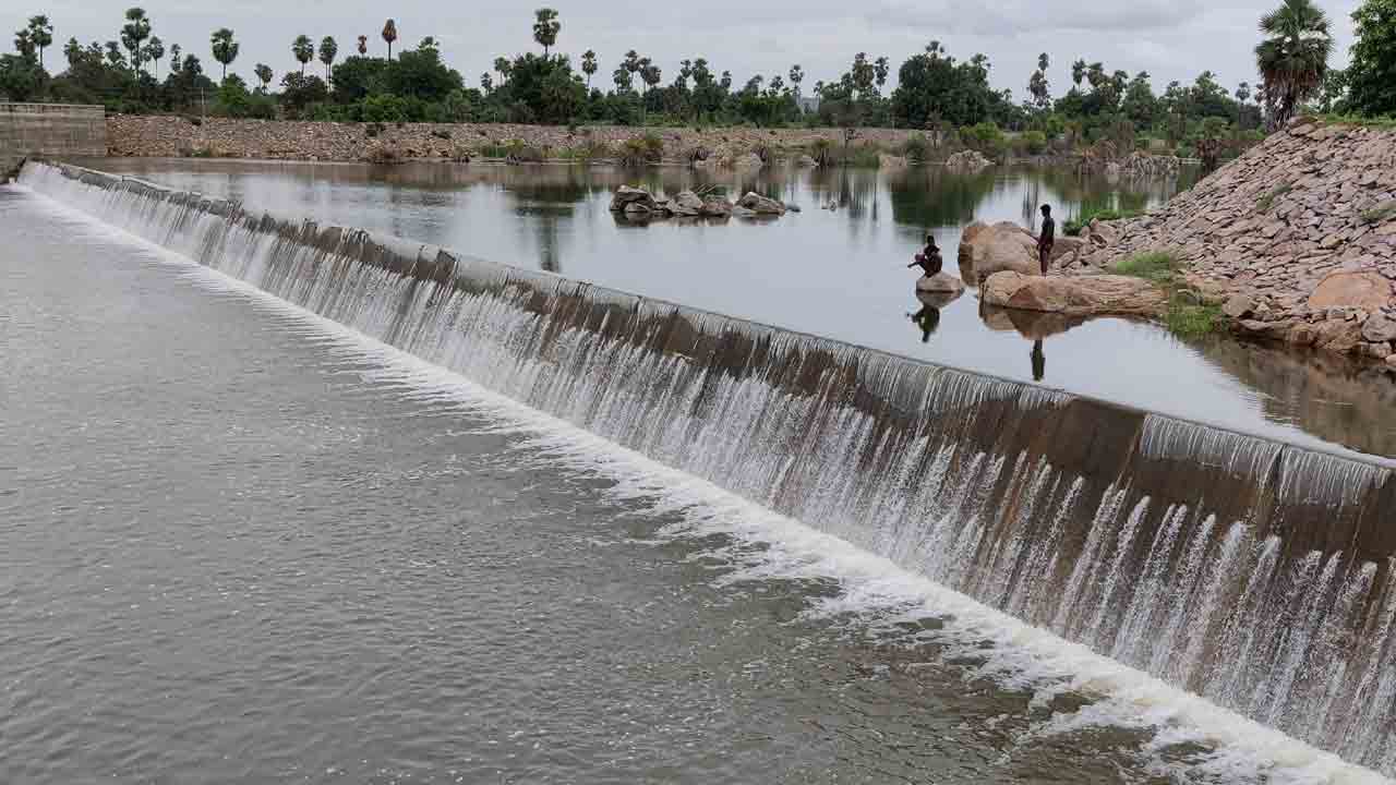 చెక్‌ డ్యాంల పరవళ్లు
