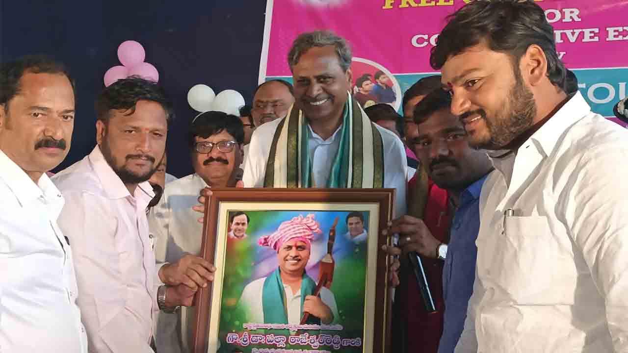 పట్టుదలతో ఉద్యోగం సాధించాలి : పల్లా