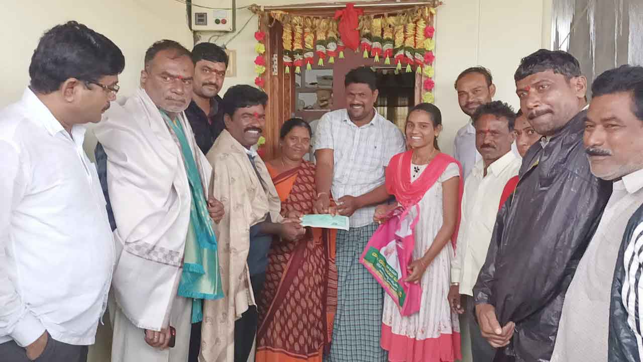 వానను సైతం లెక్క చేయకుండా..