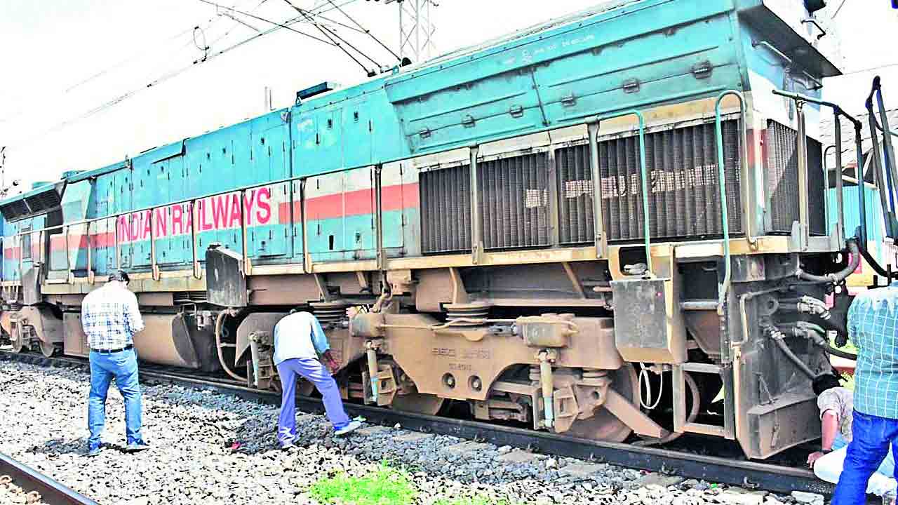 పట్టాలు తప్పిన గూడ్స్‌