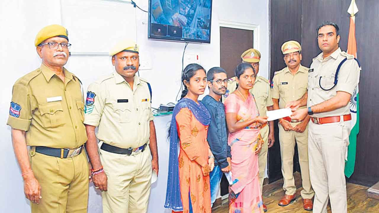 హోంగార్డుల ఔదార్యం