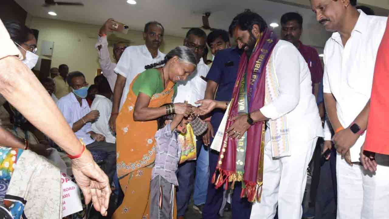 మనువడి ప్రాణాలు కాపాడిన దేవుడవయ్యా..