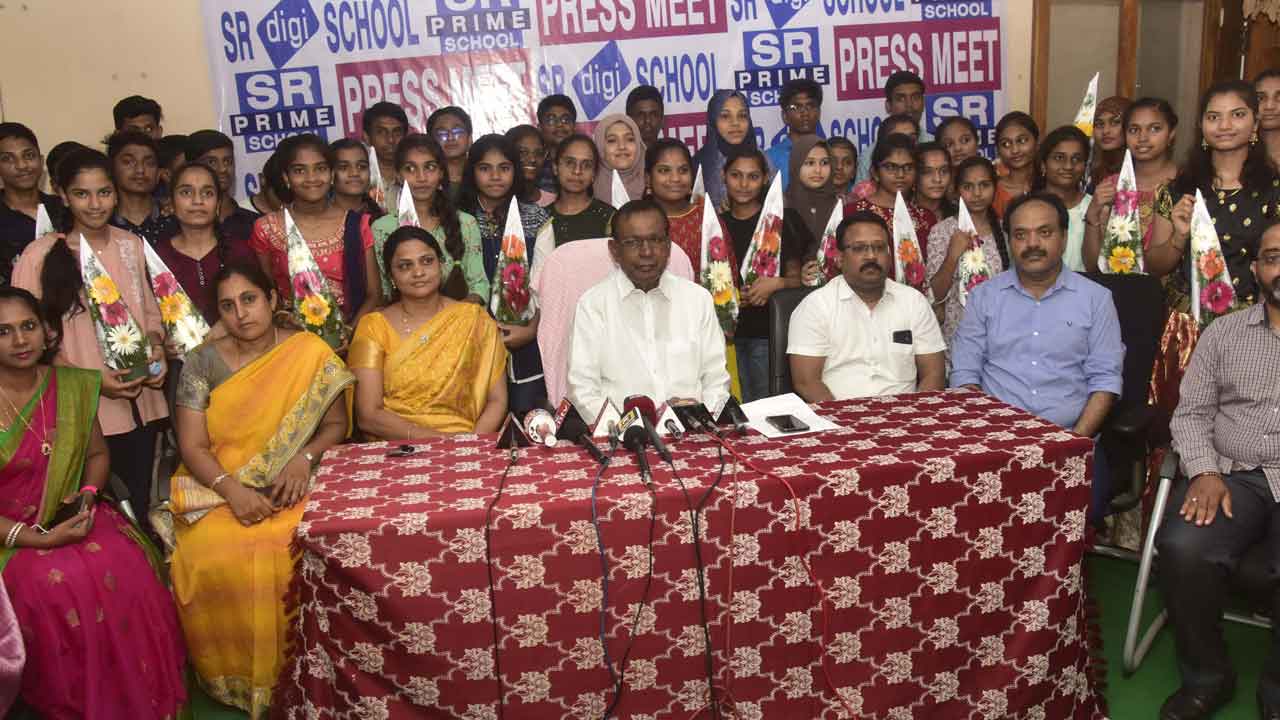 ఎస్సార్‌ విద్యార్థుల విజయకేతనం