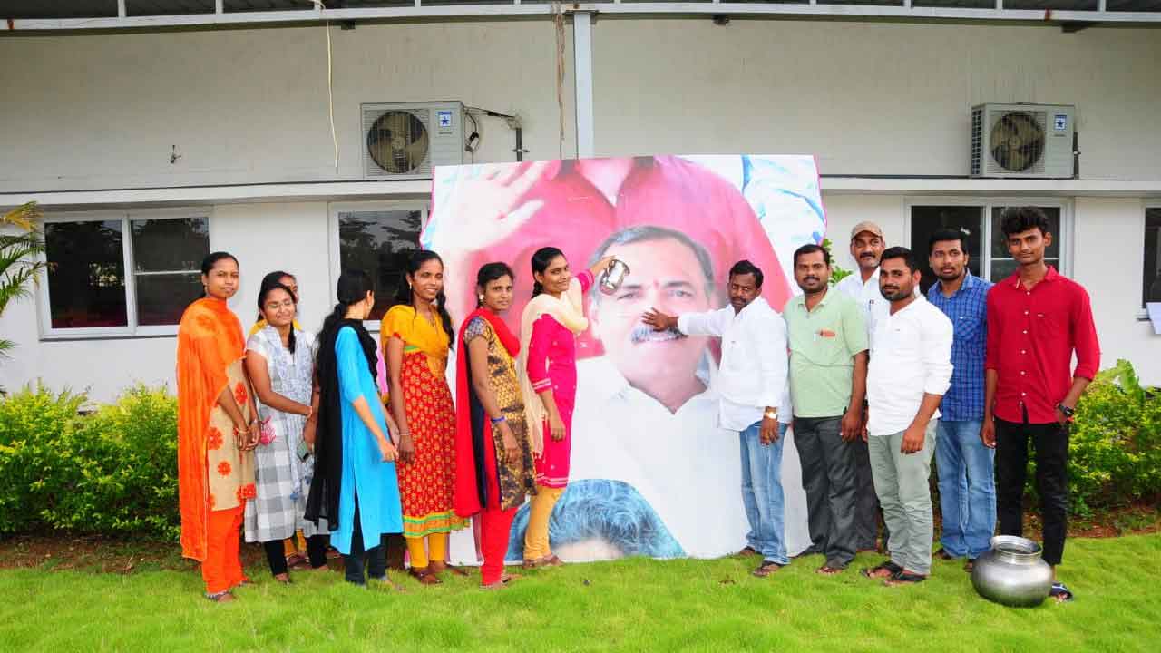 ఎమ్మెల్యే గండ్ర చిత్రపటానికి పాలాభిషేకం