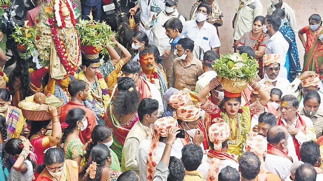 విజయవాడ కనకదుర్గమ్మకు తెలంగాణ సారె సమర్పణ