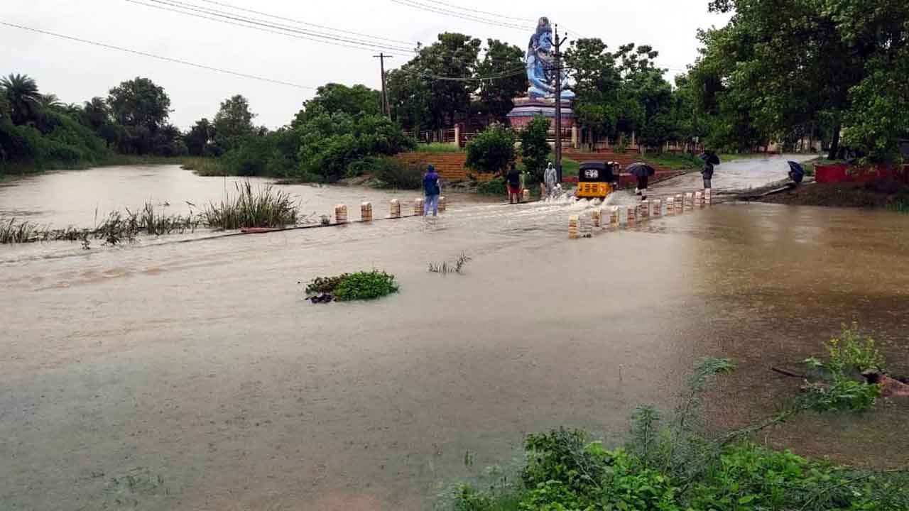 వణికిస్తున్న వాన..
