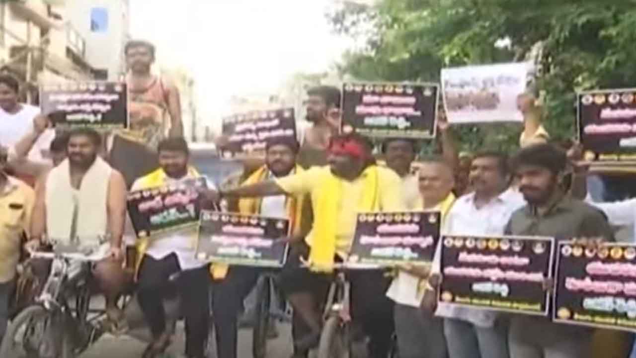 ఏపీలో జాబ్‌ క్యాలెండర్‌ను విడుదల చేయాలని నిరసనలు