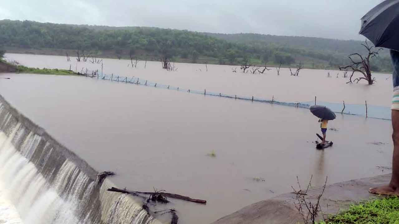 ముంచెత్తిన వాన..పొంగి పొర్లిన వాగులు