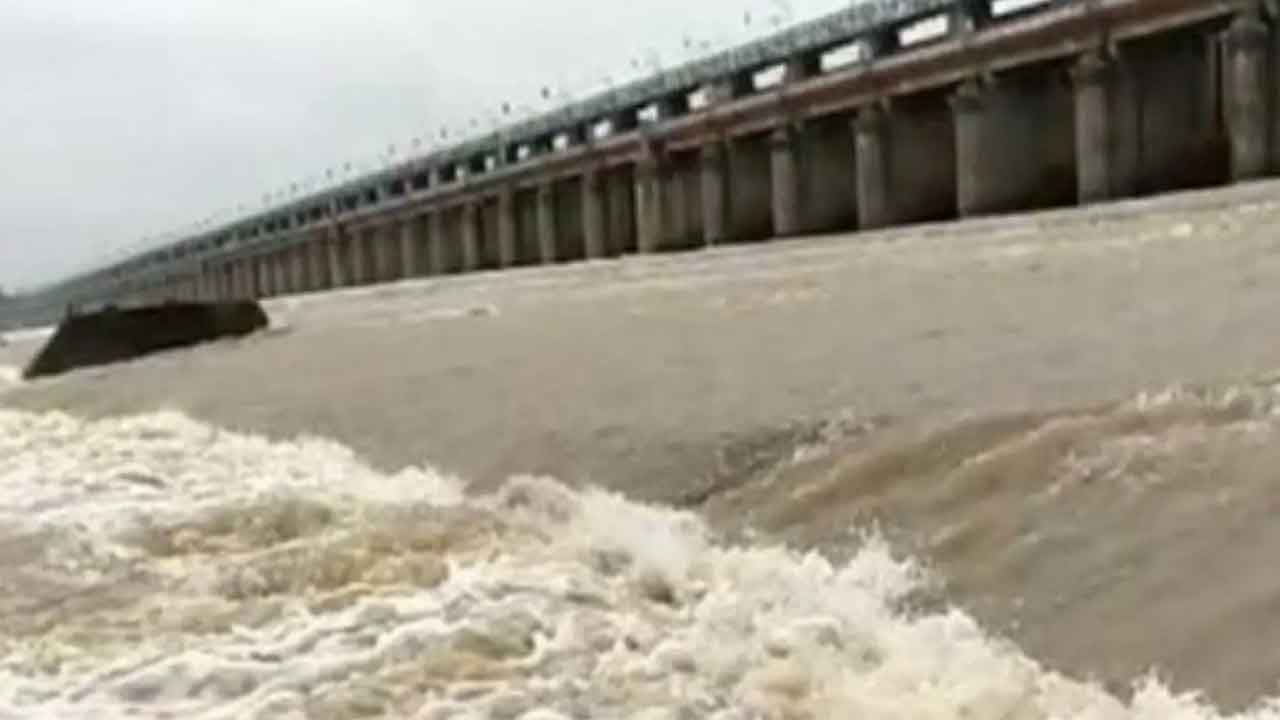 ధవళేశ్వరం వద్ద మూడో ప్రమాద హెచ్చరిక జారీ