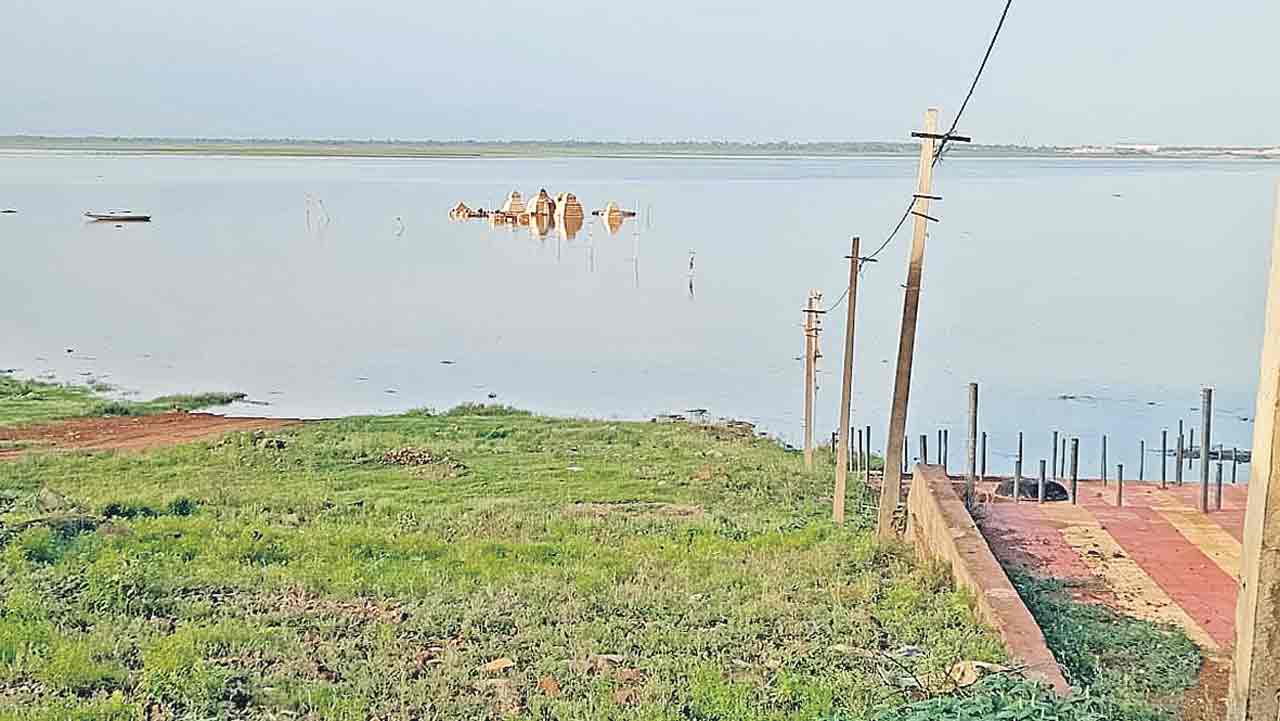 నీట మునిగిన సంగమేశ్వరాలయం