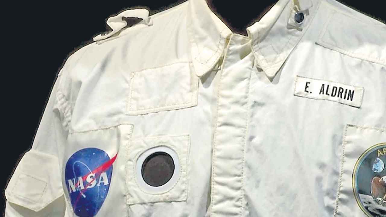 వేలంలో 22 కోట్లు పలికిన స్పేస్‌జాకెట్‌