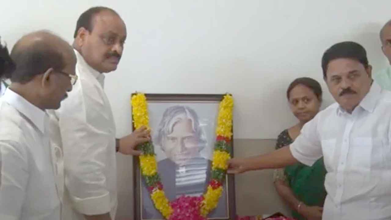అబ్దుల్‌ కలామ్‌ను ఆదర్శంగా తీసుకోవాలి : అచ్చెన్నాయుడు