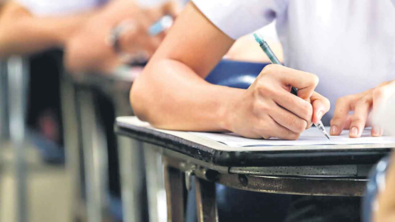 సర్కారీ బడుల్లో వీక్లీ టెస్టులు