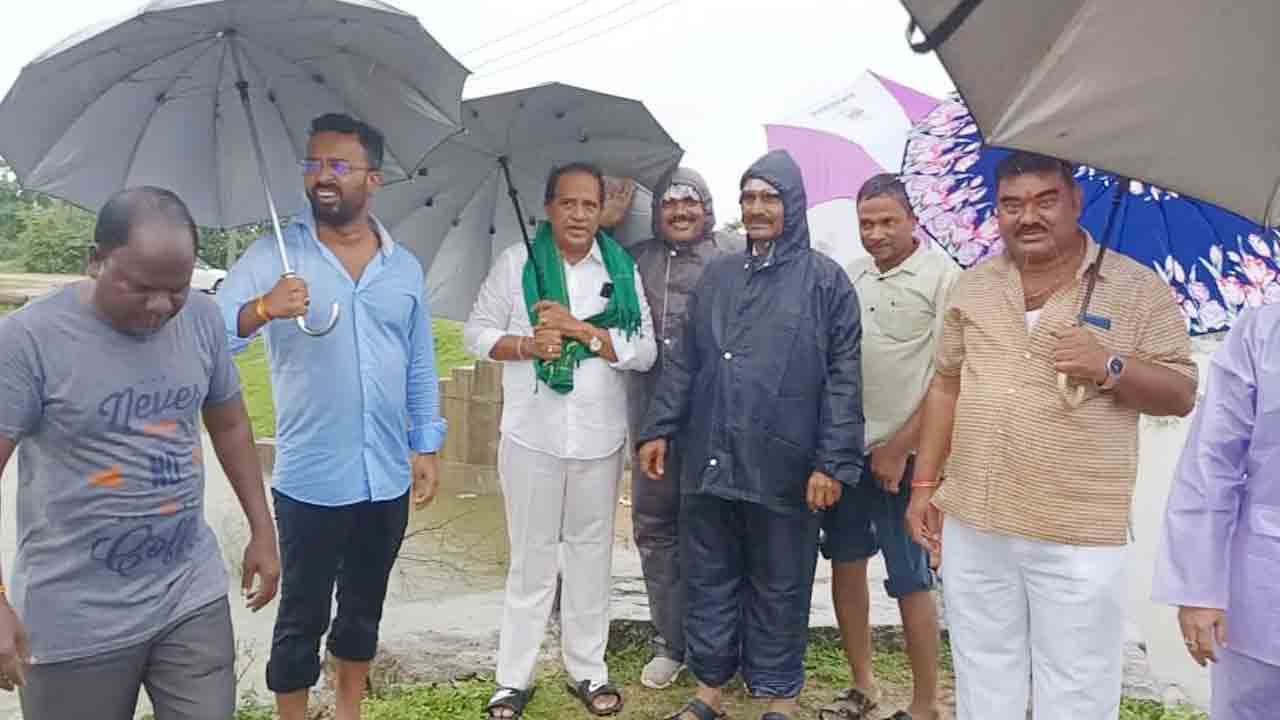 వరద బాధితులకు అండగా..