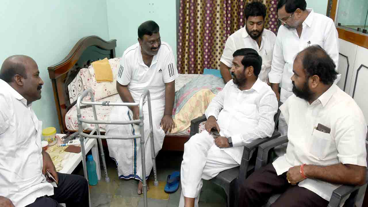 జడ్పీ చైర్మన్‌ నరేందర్‌రెడ్డికి మంత్రి పరామర్శ