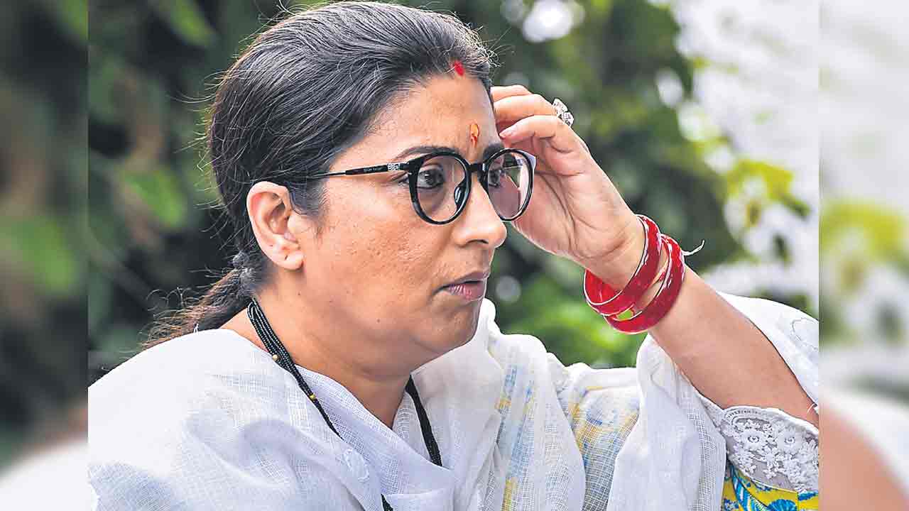 స్మృతి ఇరానీని బర్తరఫ్‌ చేయాలి