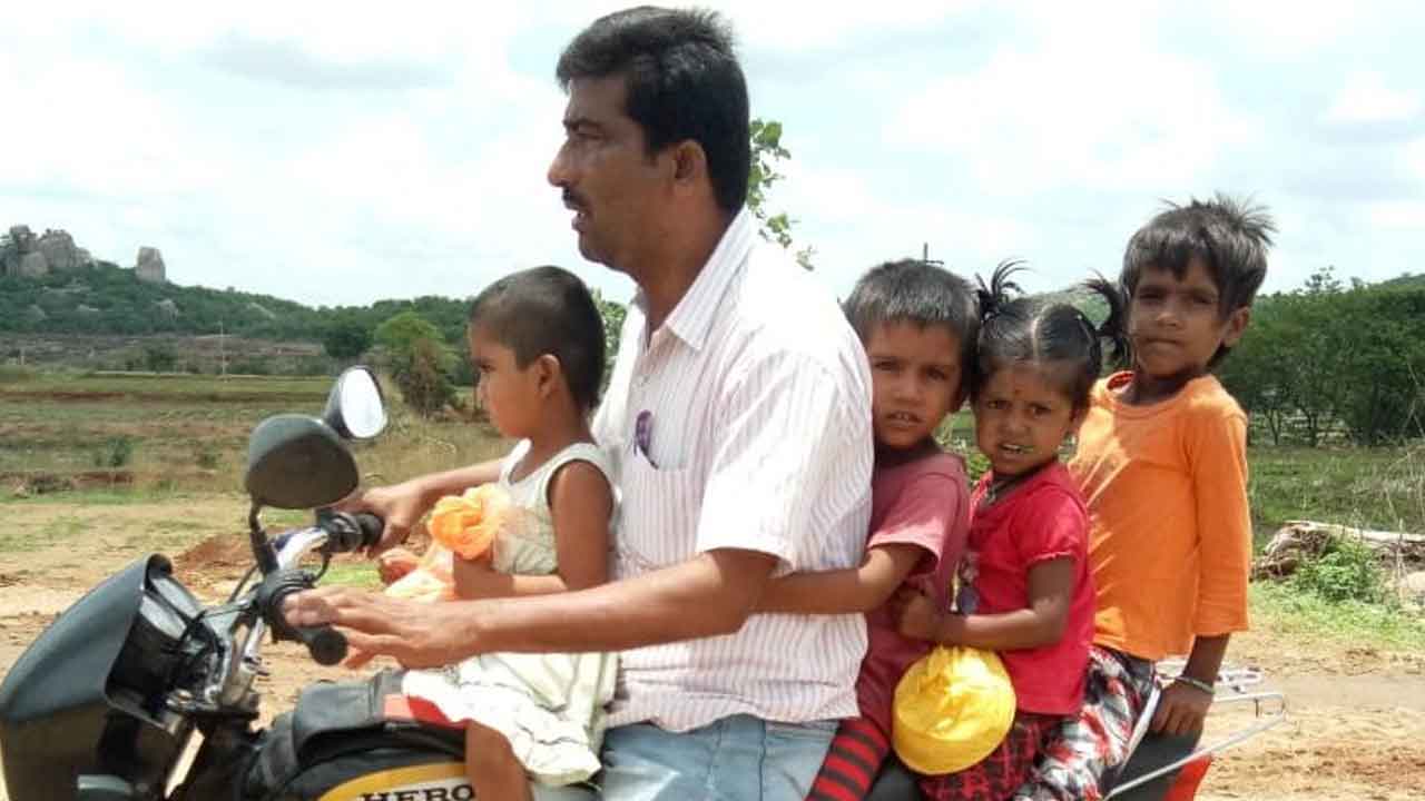 భరోసా ఇచ్చి.. పాఠశాలలో చేర్పించి..