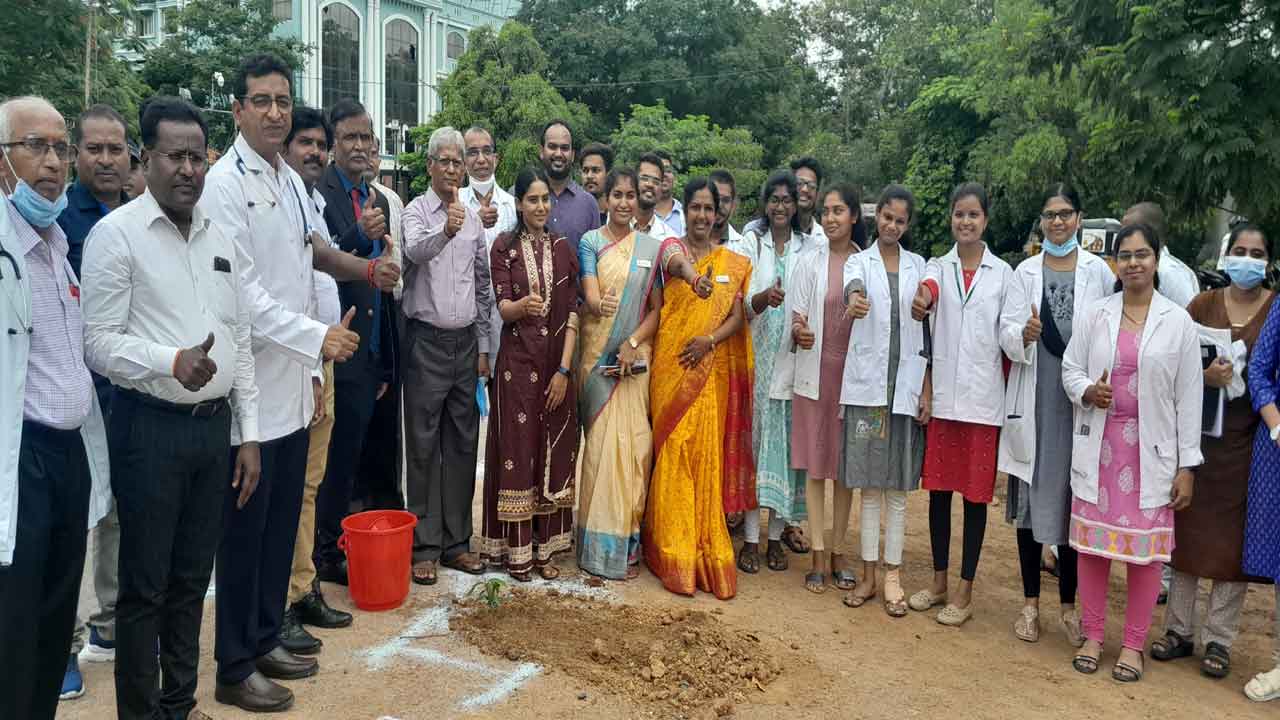 వైద్యులు దైవంతో సమానం