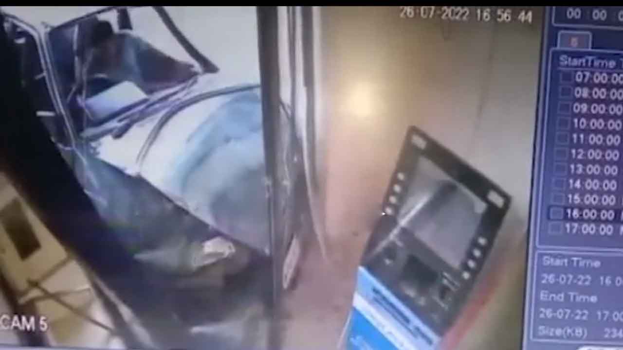 కొత్త కారుకు పూజ .. అంతలోనే ప్రమాదం