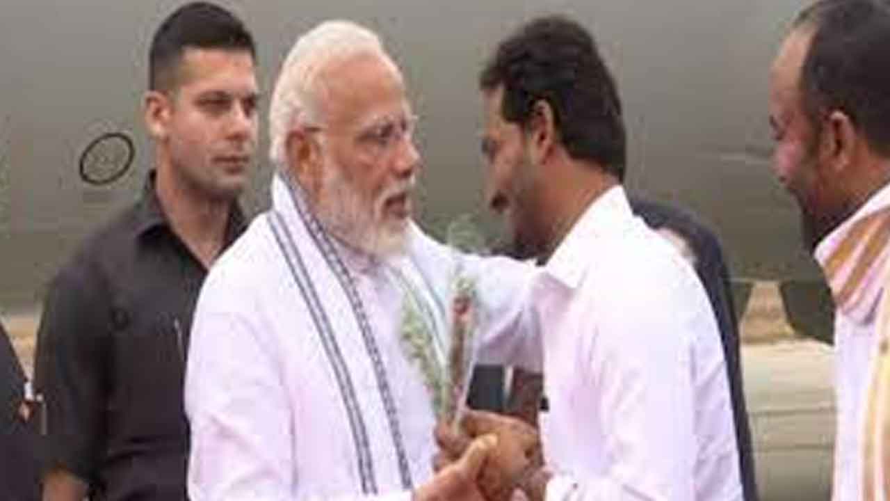 ప్రధాని మోదీకి ఘన స్వాగతం పలికిన ఏపీ గవర్నర్‌, సీఎం