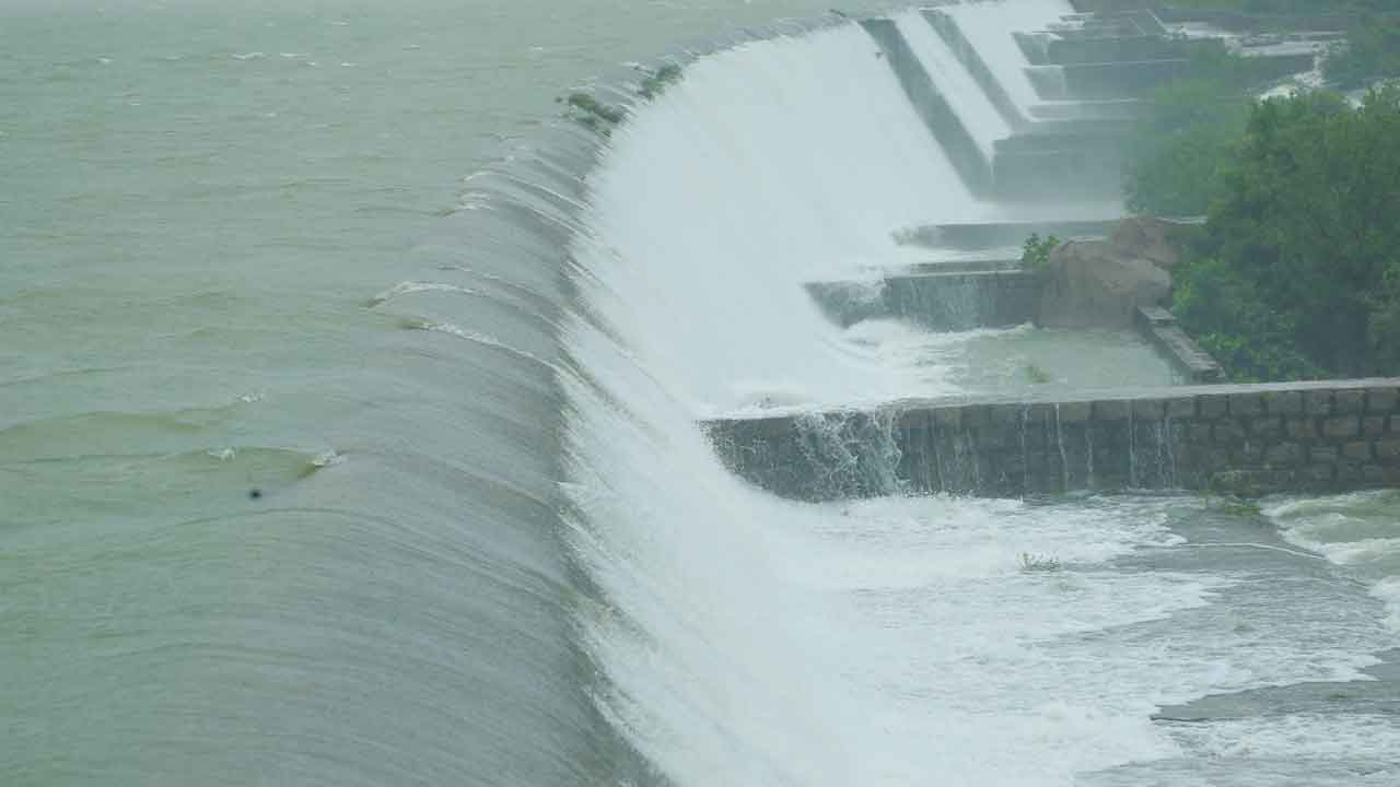 క్షణక్షణం.. అప్రమత్తం