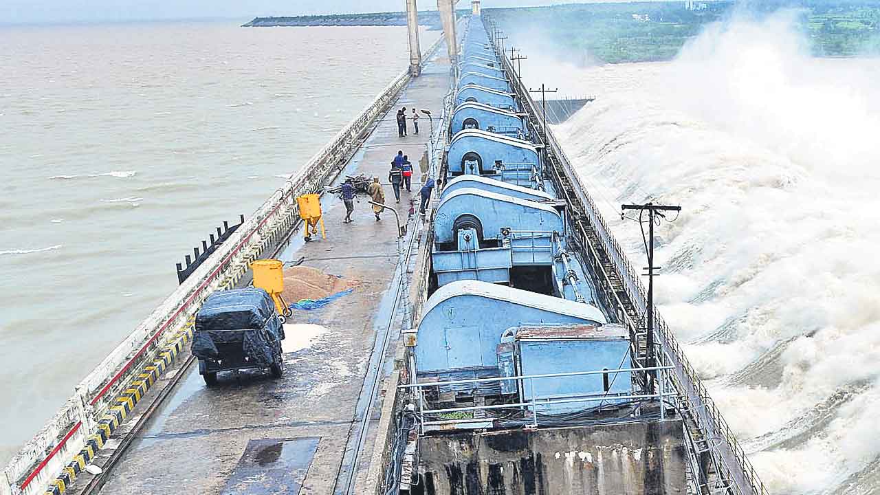 ప్రాజెక్టులకు పోటెత్తిన వరద